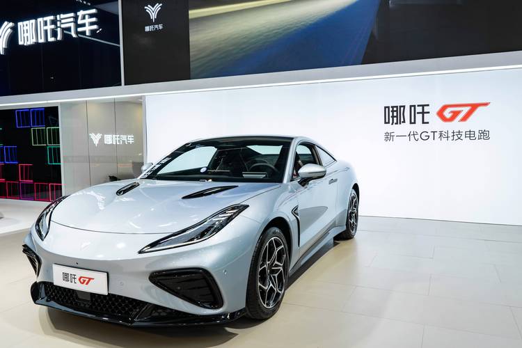 广州287哪吒汽车在智能汽车领域的表现，领途汽车在新能源汽车市场中的影响力